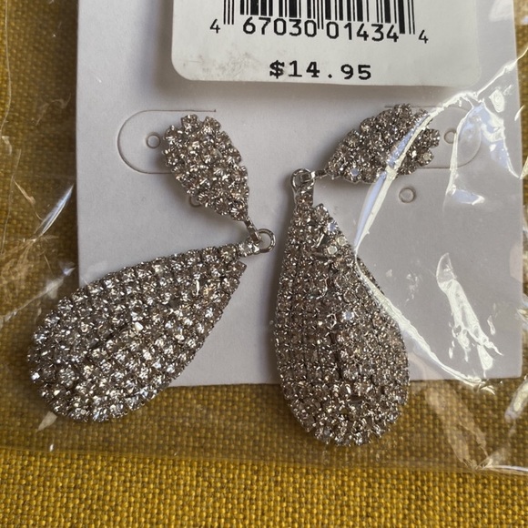 NWT/NIP David’s Bridal Glamorous Silver Teardrop Dangling Costume Drop Earrings - Picture 3 of 3